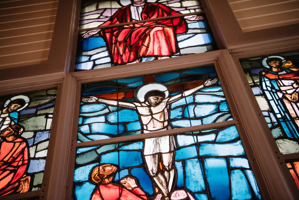 The altarpiece of the church of Tvøroyri is a glass painting by the Danish artist Holmer Trier.